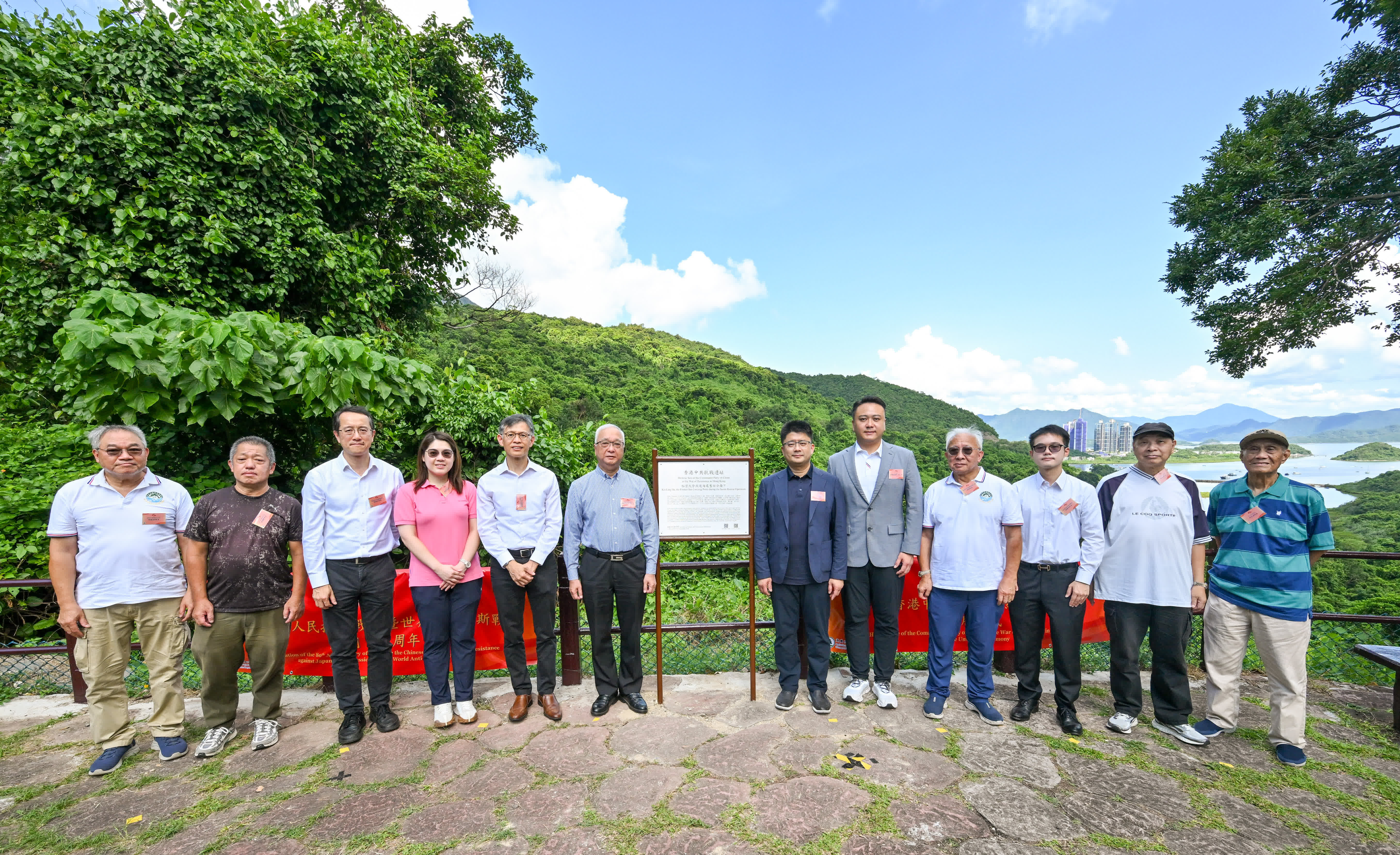 圖示（左三起）漁護署副署長黎存志、立法會議員林素蔚、漁護署署長黎堅明、環境及生態局局長謝展寰、中央人民政府駐香港特別行政區聯絡辦公室新界工作部副部長王卉、立法會議員李世榮、西貢北約鄉事委員會第一副主席林啤及一眾嘉賓在紀念牌匾前合照。（政府新聞處）