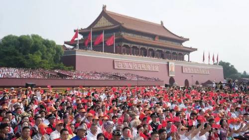 紀(jì)念同仇敵愾的昨天，共創(chuàng)民族復(fù)興的明天——記港澳臺(tái)同胞參加紀(jì)念中國(guó)人民抗日戰(zhàn)爭(zhēng)暨世界反法西斯戰(zhàn)爭(zhēng)勝利80周年大會(huì)