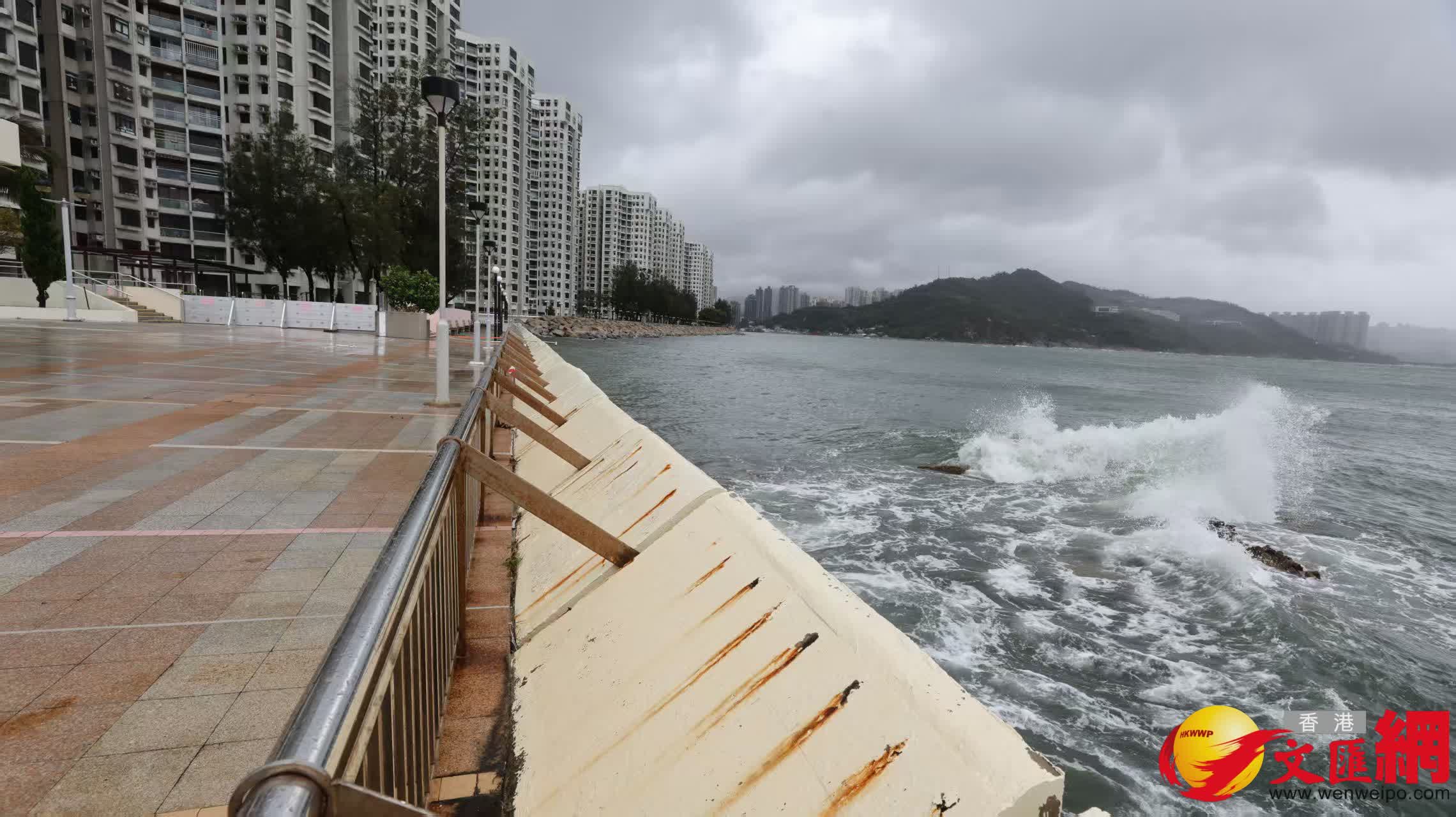 杏花村岸邊仍有浪花拍岸。香港文匯報記者黃艾力攝 杏花村岸邊仍有浪花拍岸。香港文匯報記者黃艾力攝