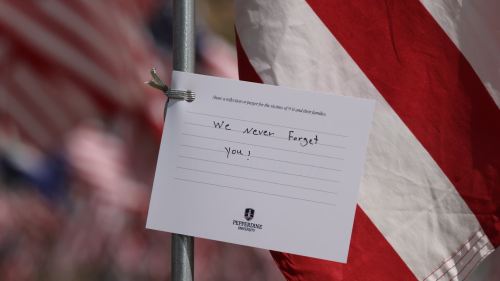 “We never forget you！”　美國一大學紀念9·11遇難者