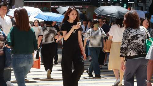酷熱天氣警告現正生效　市民高溫下出行