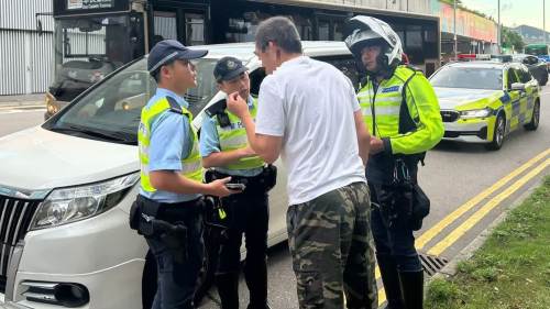 西九交警放蛇打擊白牌車 拘兩司機扣查兩車