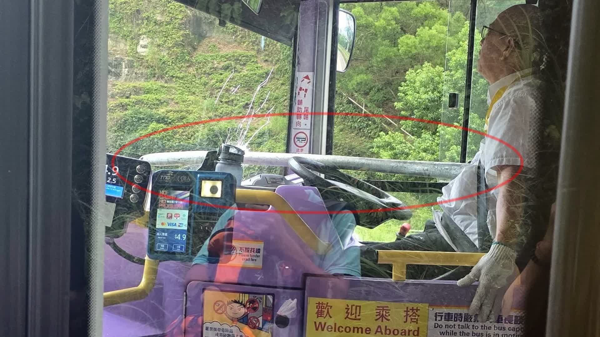 鐵通插城巴│受傷車長需轉院留醫 警尋真兇拘貨車男司機 - 香港 - 香港文匯報