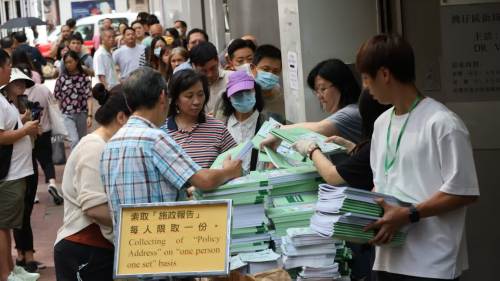 施政報告｜灣仔民政事務署現人潮　市民踴躍索取先睹為快