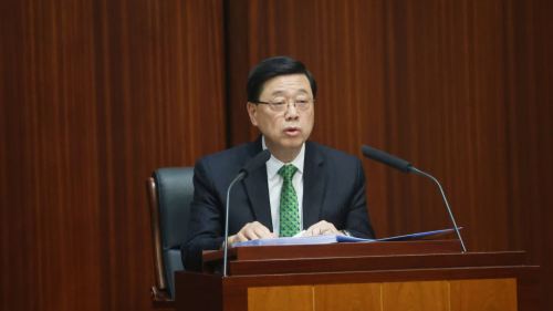 （有片）施政報告｜李家超：香港正經歷經濟轉型　只要自強不息必定更美好