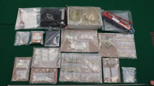 海關屯門及機場破兩宗毒品案 檢1340萬元貨拘3男女最細18歲