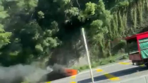 荃灣象鼻山路私家車自焚 司機棄車逃生