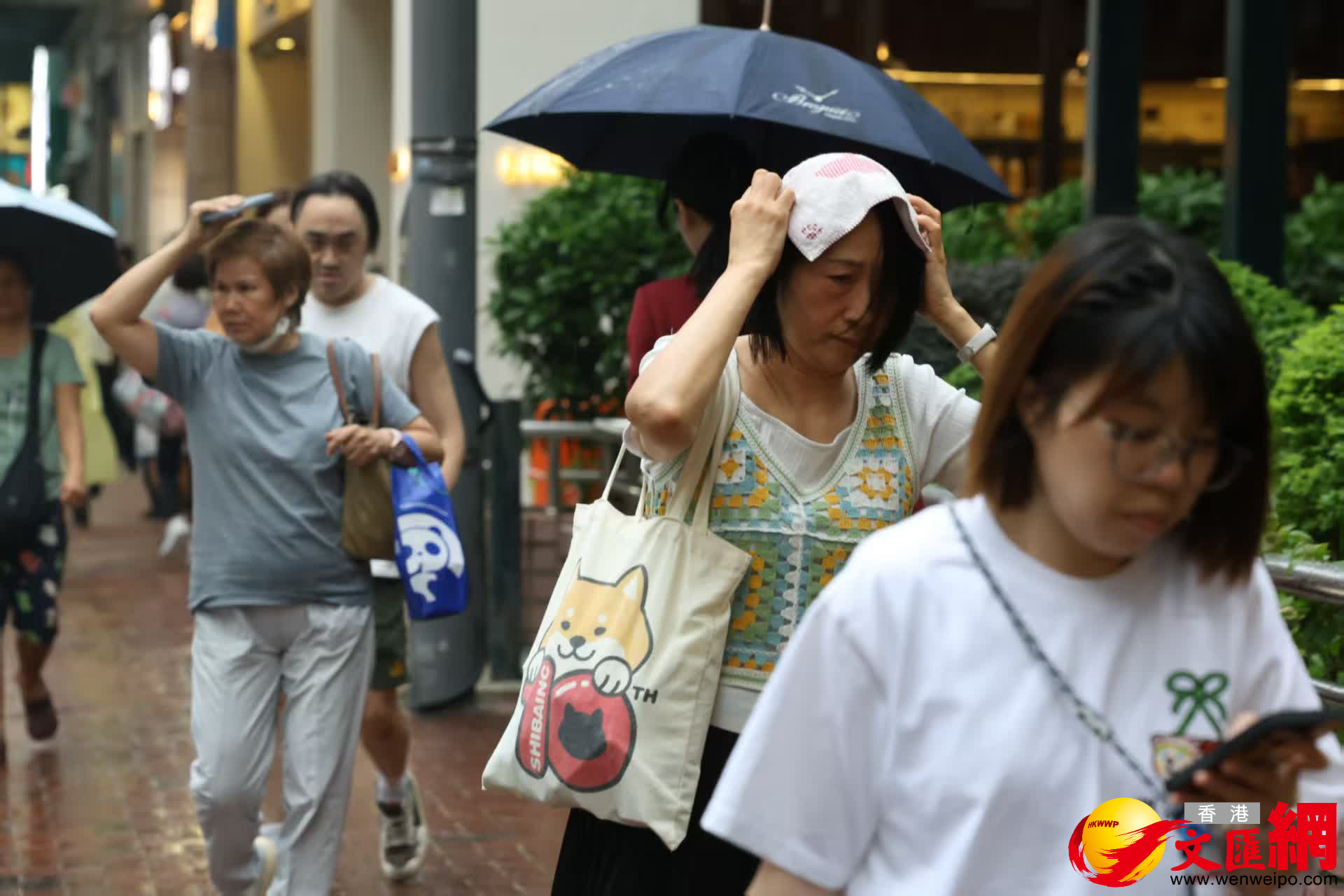 市民於放工時間都急急趕回家。(香港文匯報記者萬霜靈攝) 市民於放工時間都急急趕回家。(香港文匯報記者萬霜靈攝)
