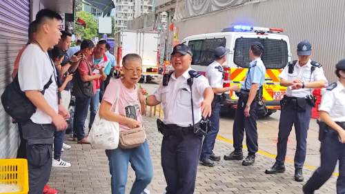 鰂魚涌戰時炸彈│預計近1900戶大疏散  區議員、關愛隊及民政事務處出動助受影響居民