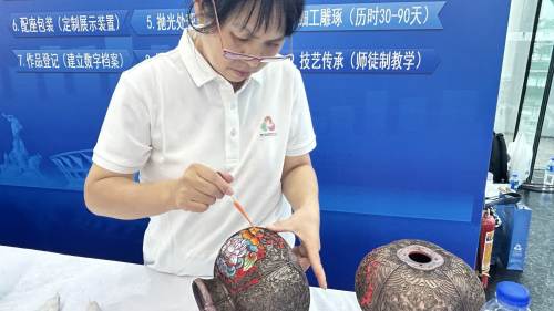 深度融合粵港澳元素　十五運會和殘特奧會特許商品「福運中國·金花瓶」首發