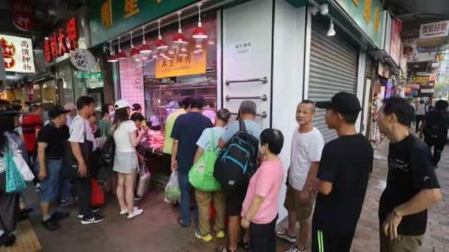 樺加沙襲港│市民「掃貨」儲糧　肉檔人龍湧現