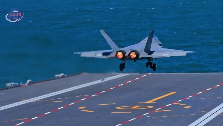 殲-15T、殲-35、空警-600三型艦載機在福建艦首次成功阻攔着艦和彈射起飛。（圖/人民海軍微信公眾號）
