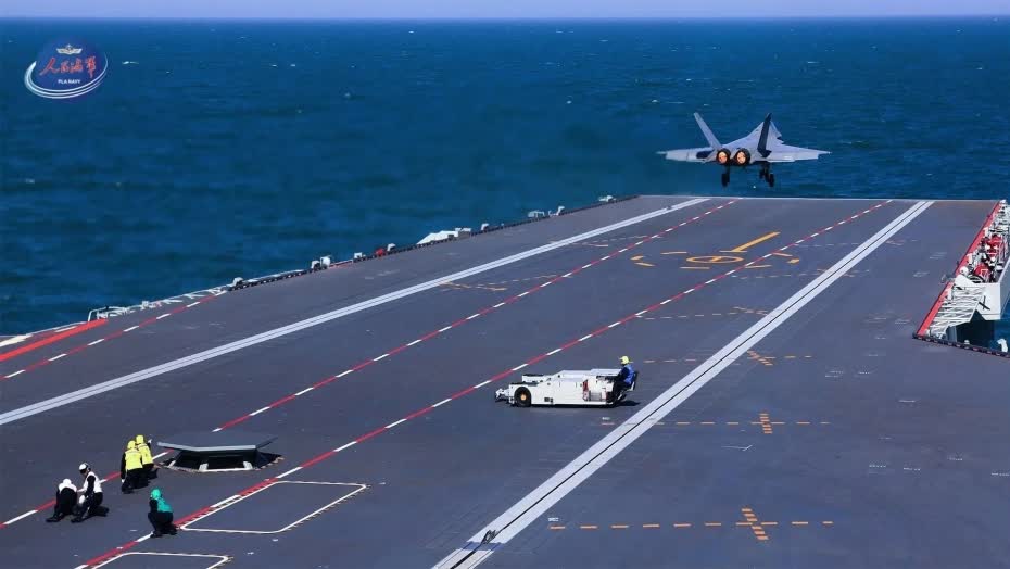 殲-15T、殲-35、空警-600三型艦載機在福建艦首次成功阻攔着艦和彈射起飛。（圖/人民海軍微信公眾號）