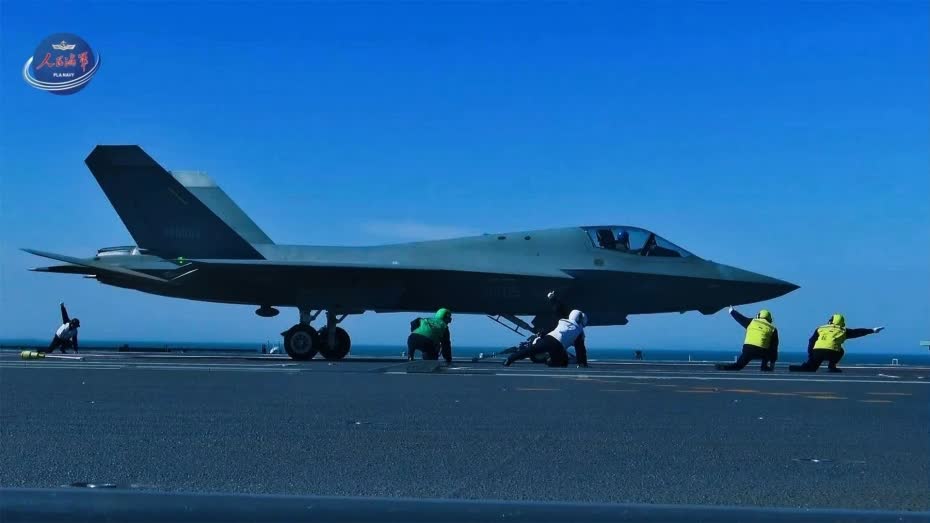 殲-15T、殲-35、空警-600三型艦載機在福建艦首次成功阻攔着艦和彈射起飛。（圖/人民海軍微信公眾號）