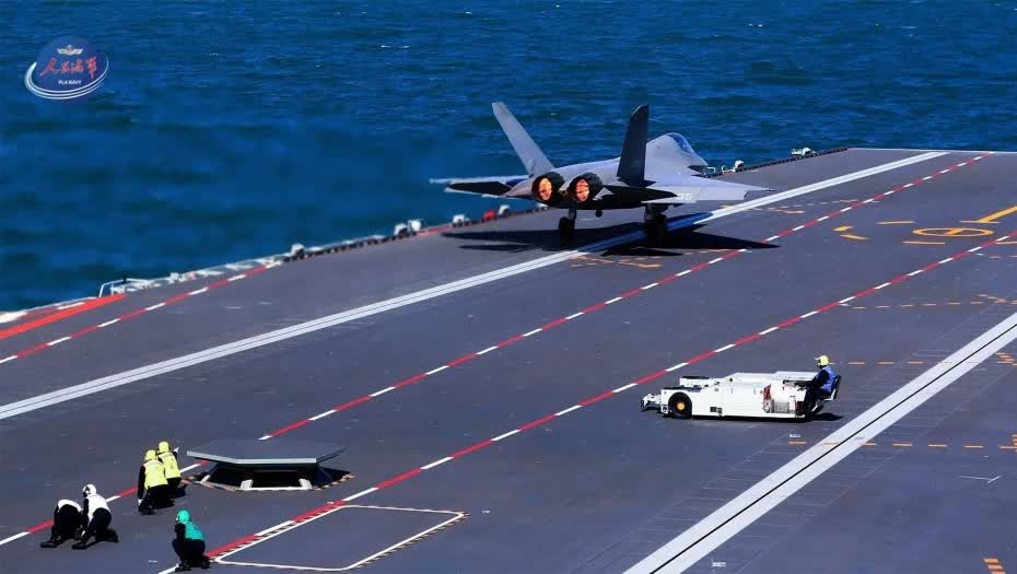 殲-15T、殲-35、空警-600三型艦載機在福建艦首次成功阻攔着艦和彈射起飛。（圖/人民海軍微信公眾號）