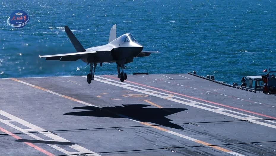 殲-15T、殲-35、空警-600三型艦載機在福建艦首次成功阻攔着艦和彈射起飛。（圖/人民海軍微信公眾號）