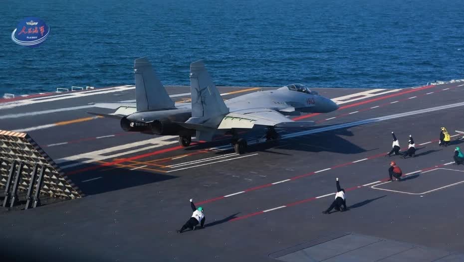 殲-15T、殲-35、空警-600三型艦載機在福建艦首次成功阻攔着艦和彈射起飛。（圖/人民海軍微信公眾號）