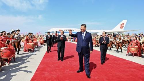 習近平率中央代表團抵達烏魯木齊出席新疆維吾爾自治區成立70周年慶祝活動