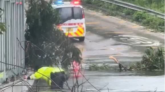 (有片) 樺加沙襲港│元朗公路交警涉水俯身通渠 網民激讚：呢啲咪真正公僕囉！
