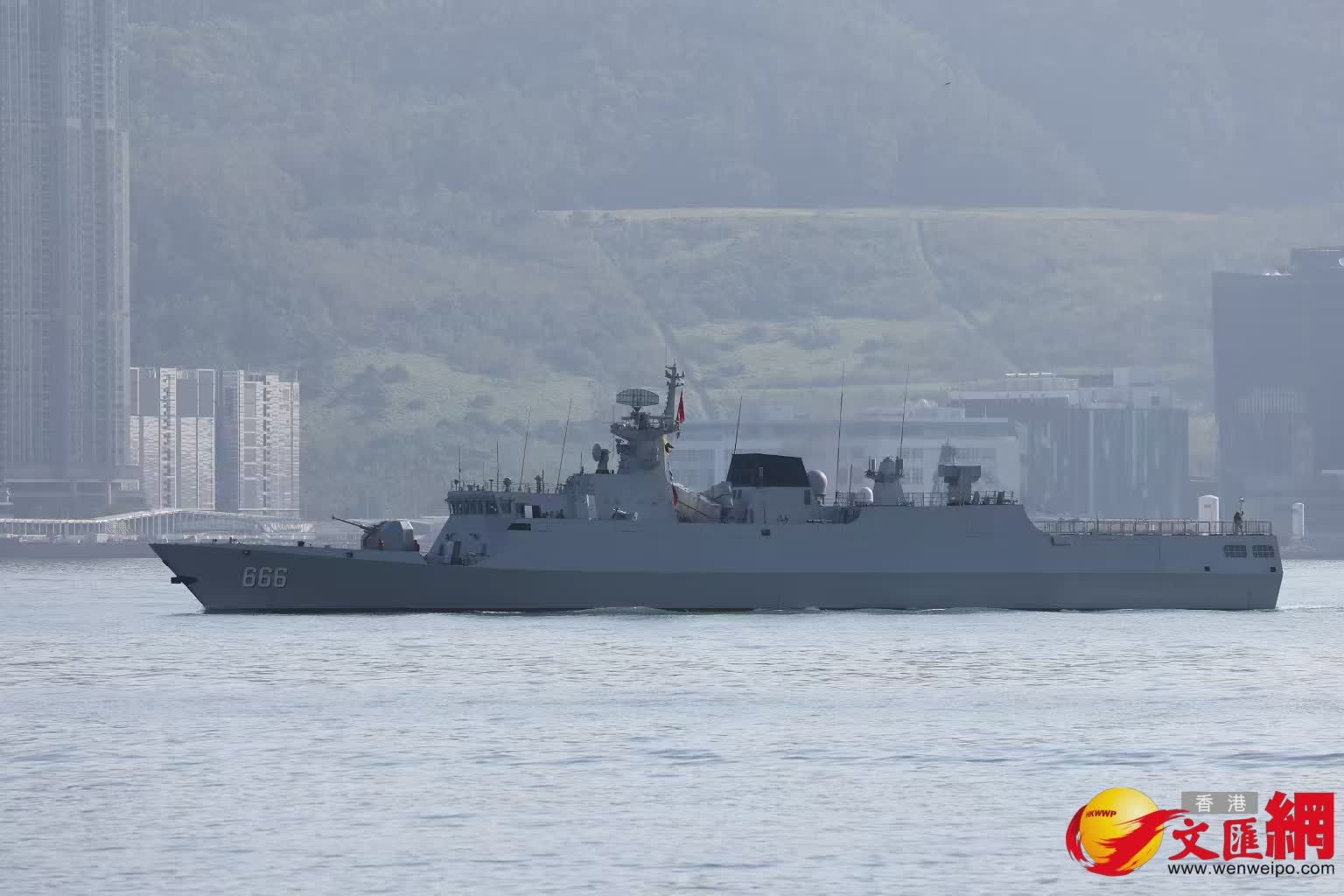 駐防香港的海軍戰艦宿遷艦，舷號666出現於杏花邨位置( 香港文匯報記者鄧偉明 攝)