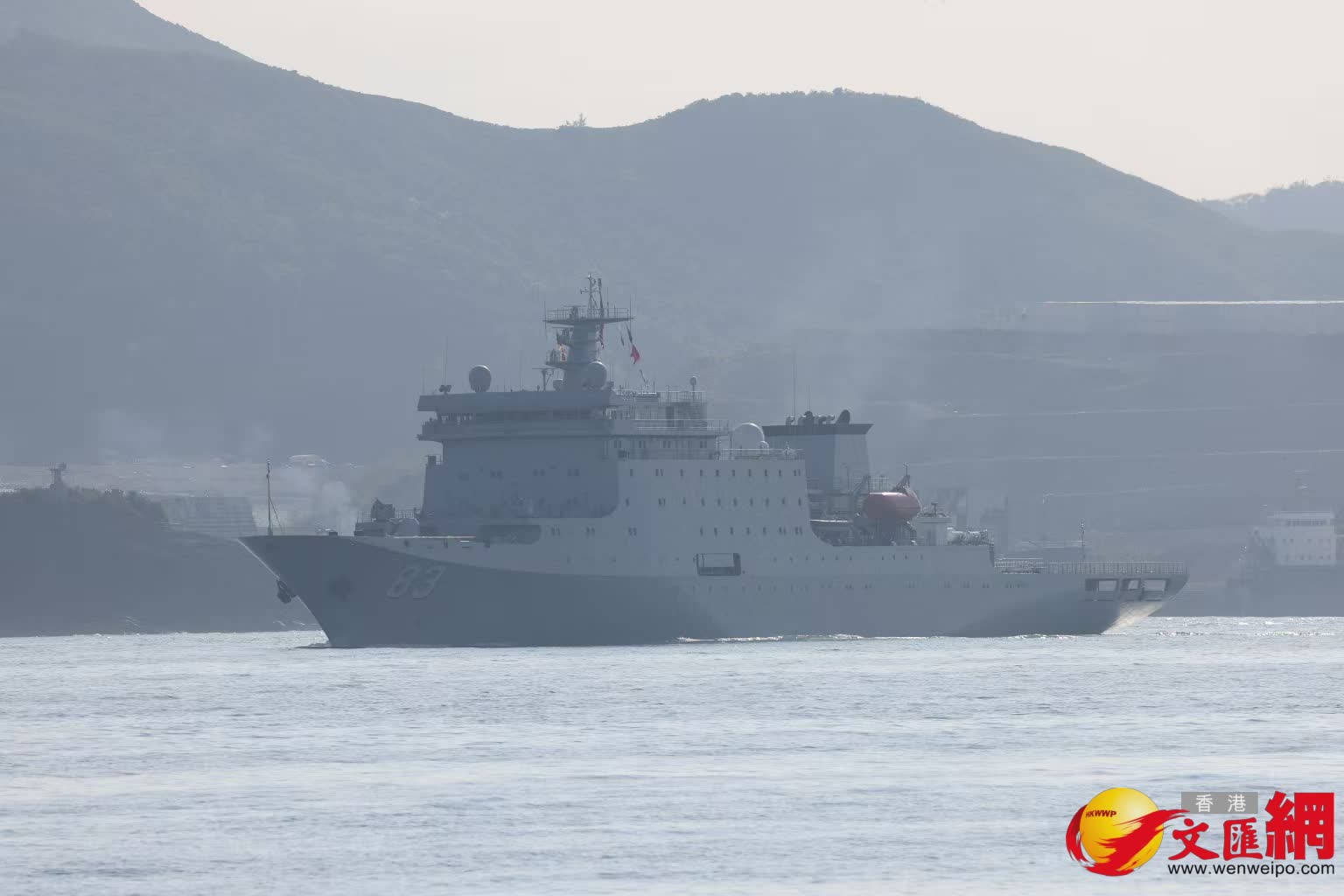 中國海軍戚繼光艦出現於杏花邨位置。（香港文匯報記者鄧偉明攝）