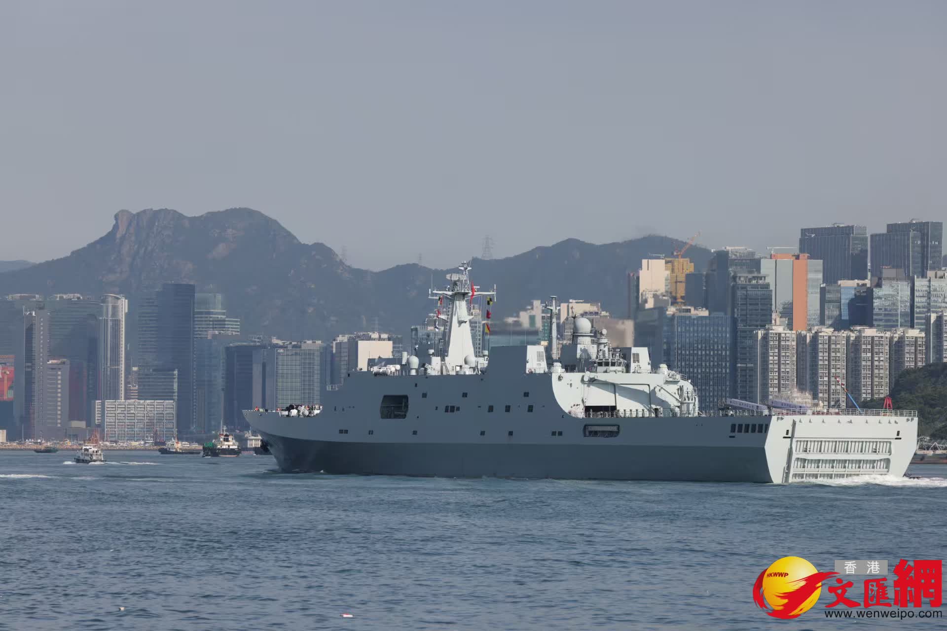 中國海軍沂蒙山艦出現於杏花邨位置。（香港文匯報記者鄧偉明攝）