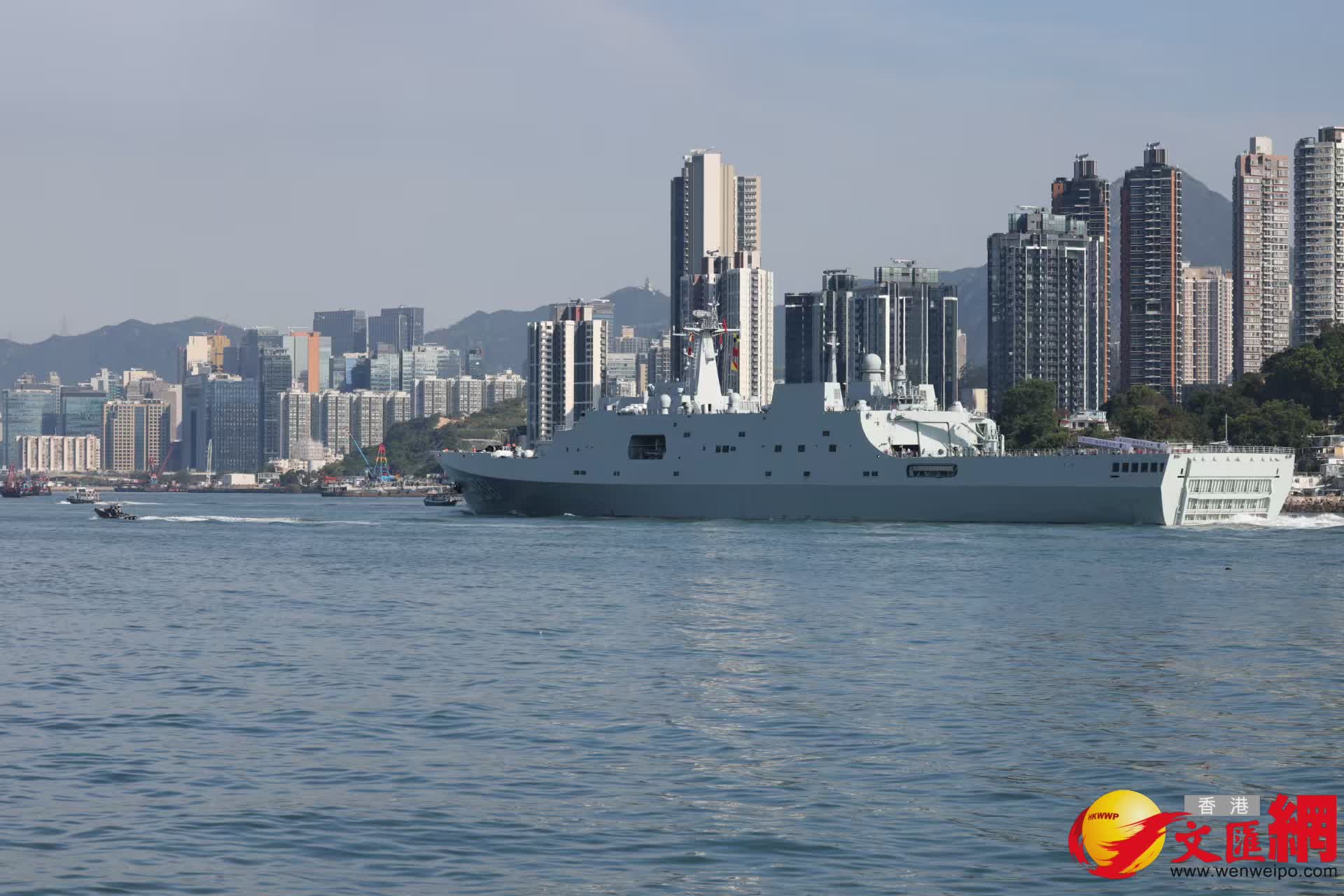 中國海軍沂蒙山艦出現於杏花邨位置。（香港文匯報記者鄧偉明攝）