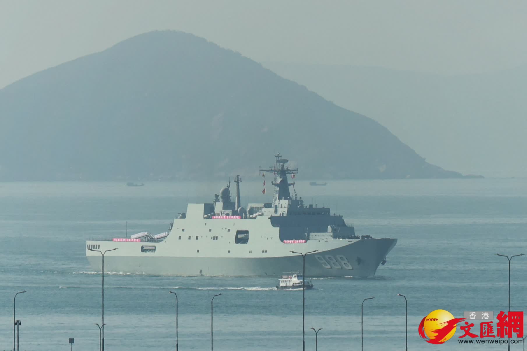 沂蒙山艦抵達藍塘海峽經過將軍澳航道（香港文匯報記者北山彥攝）