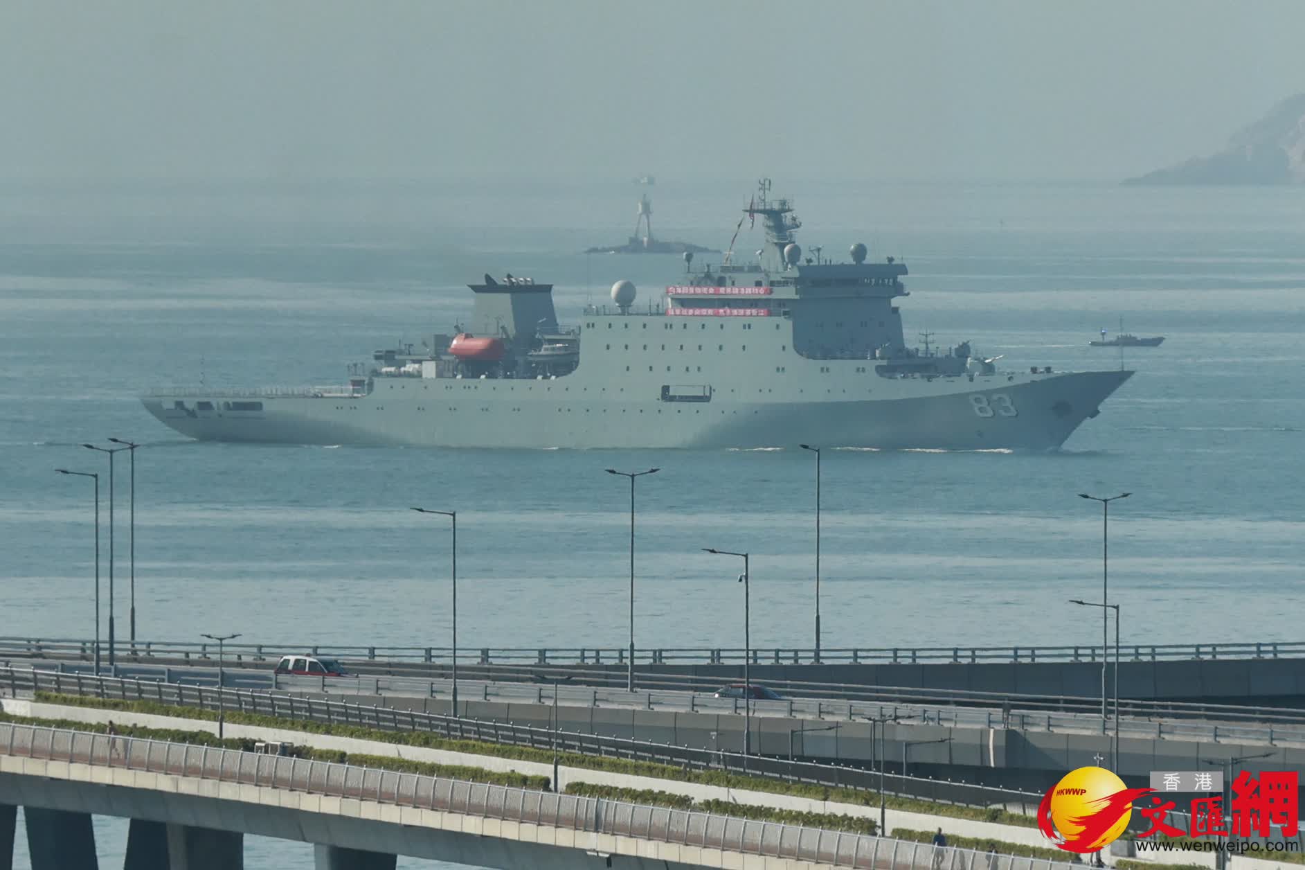 戚繼光艦抵達藍塘海峽經過將軍澳航道（香港文匯報記者北山彥攝）