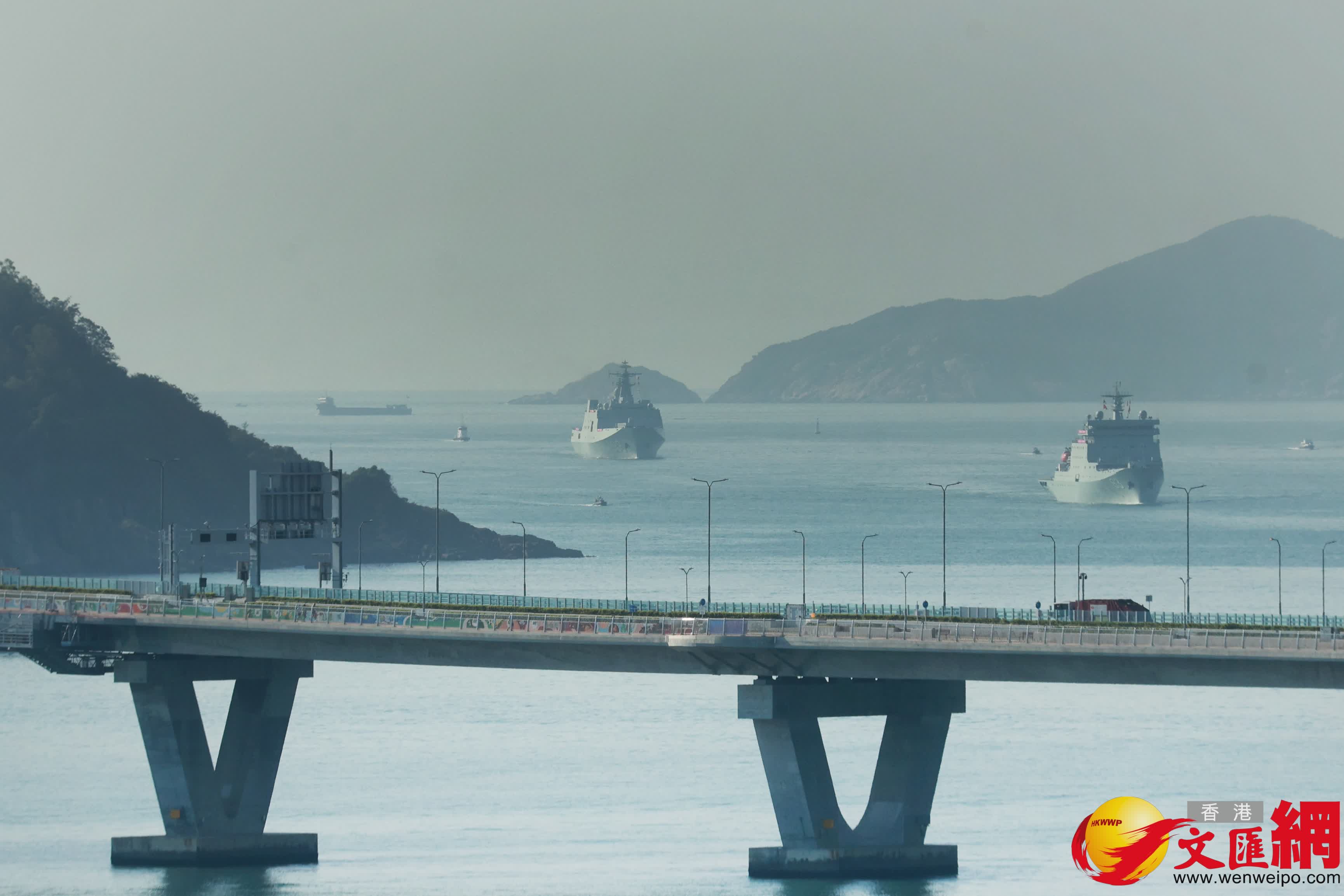 文匯記者現場直擊，戚繼光艦、沂蒙山艦抵港（香港文匯報記者北山彥攝）