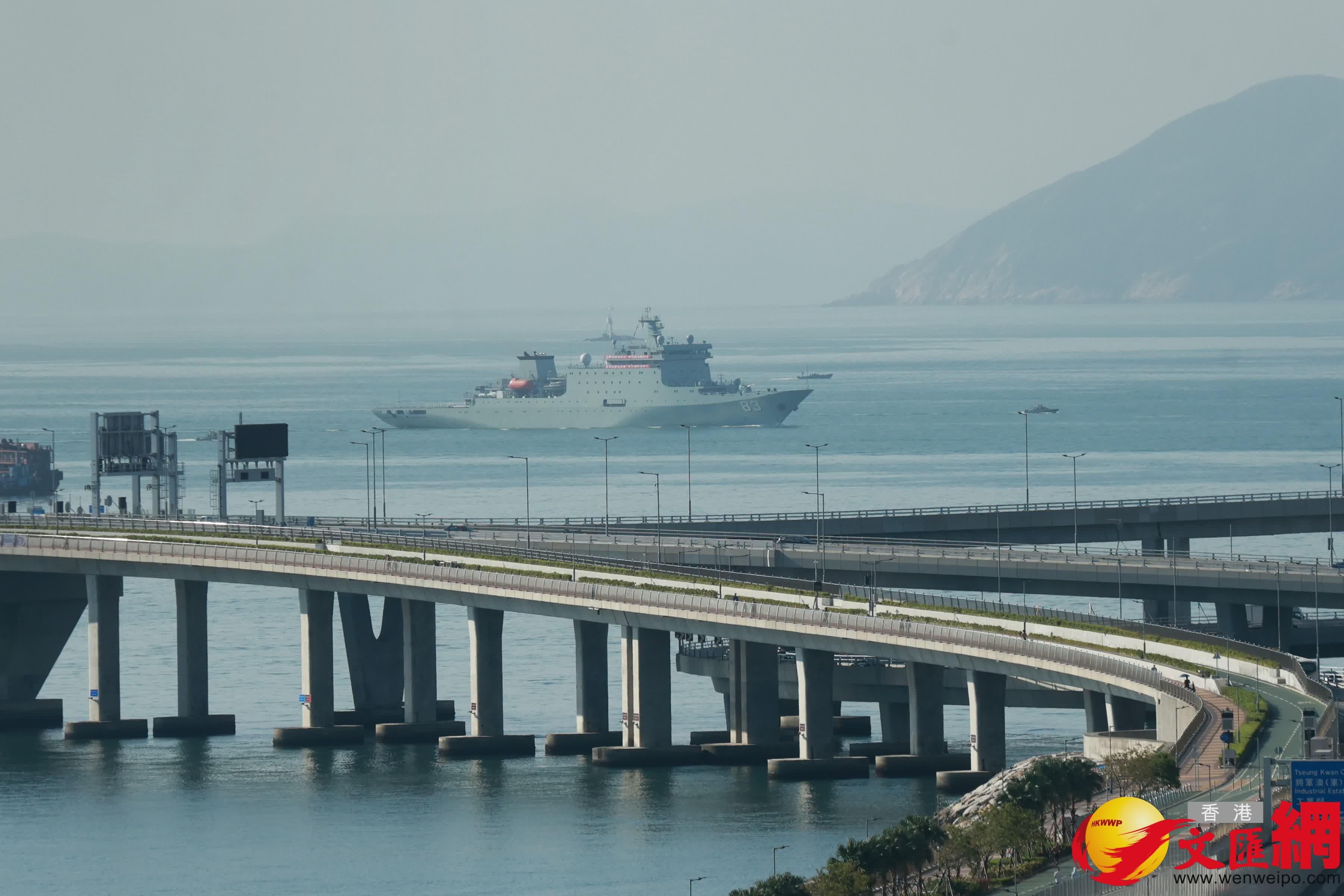 戚繼光艦抵達藍塘海峽經過將軍澳航道（香港文匯報記者北山彥攝）