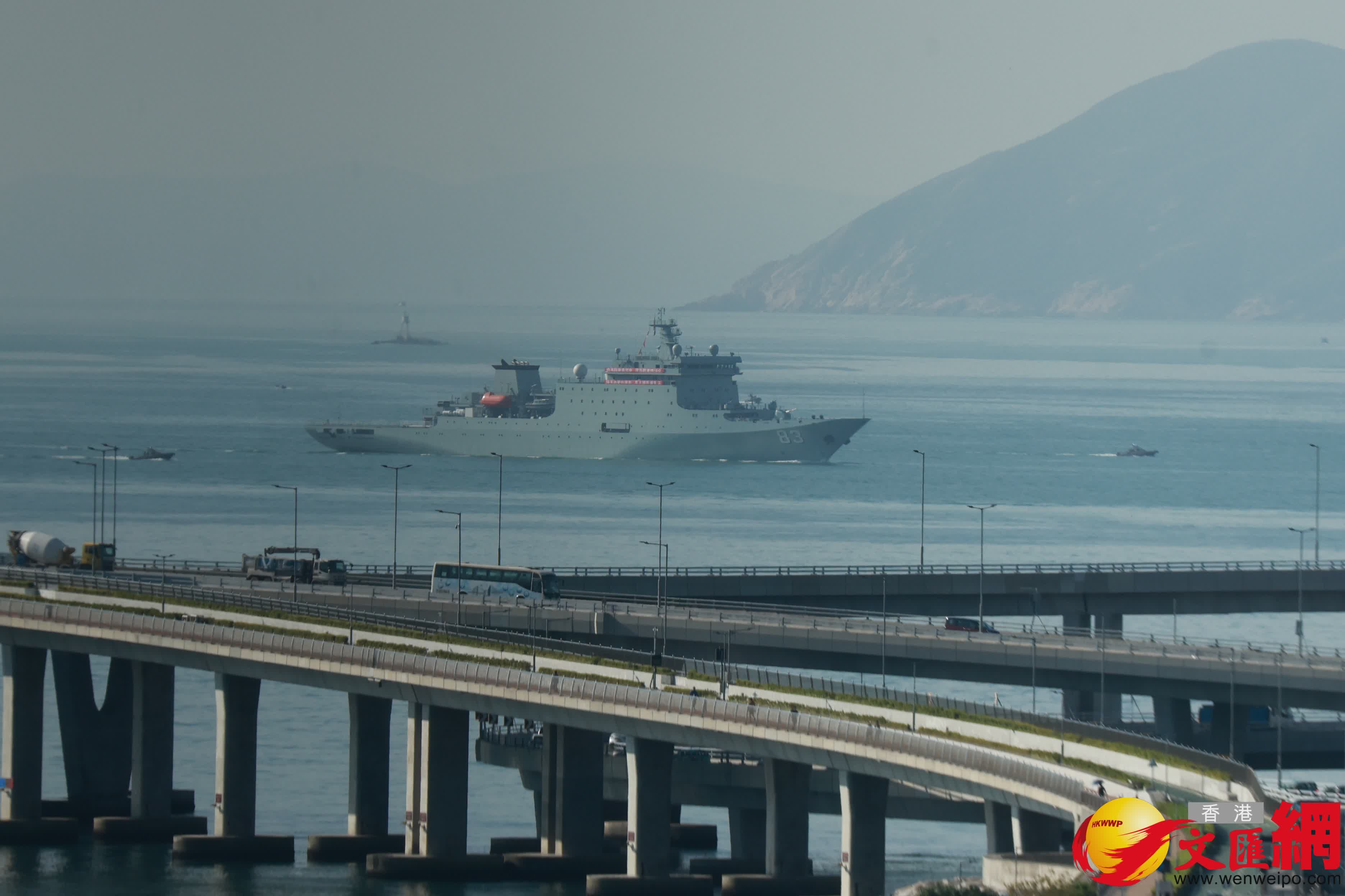 戚繼光艦抵達藍塘海峽經過將軍澳航道（香港文匯報記者北山彥攝）