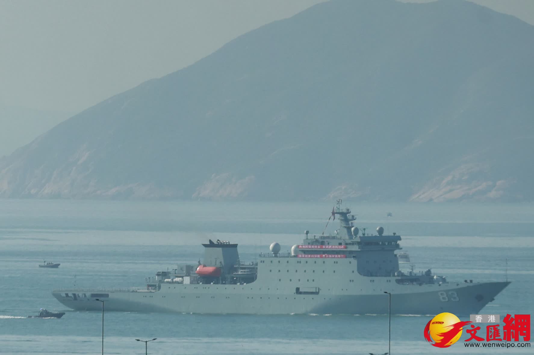 戚繼光艦抵達藍塘海峽經過將軍澳航道（香港文匯報記者北山彥攝）
