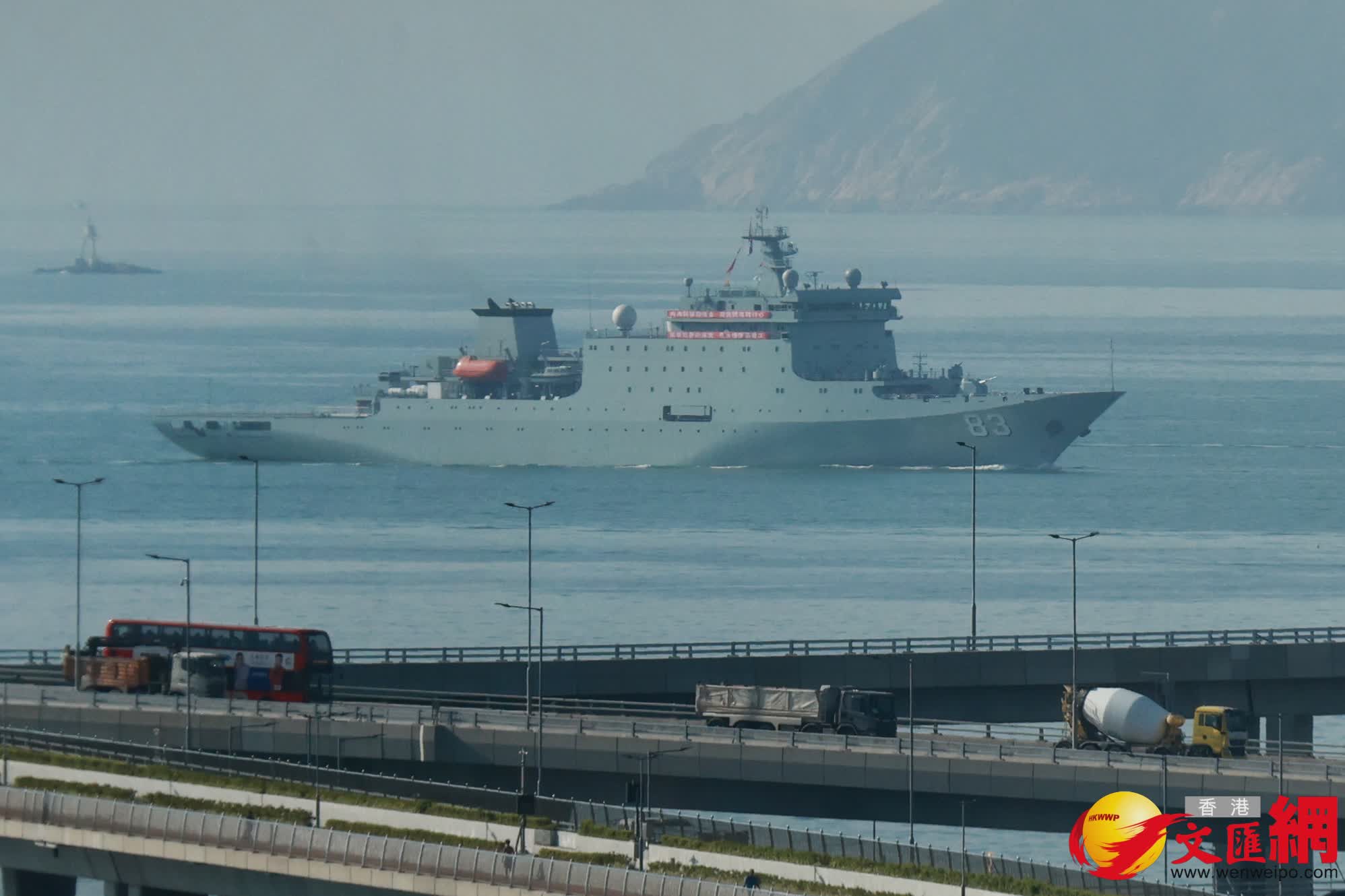 戚繼光艦抵達藍塘海峽經過將軍澳航道（香港文匯報記者北山彥攝）