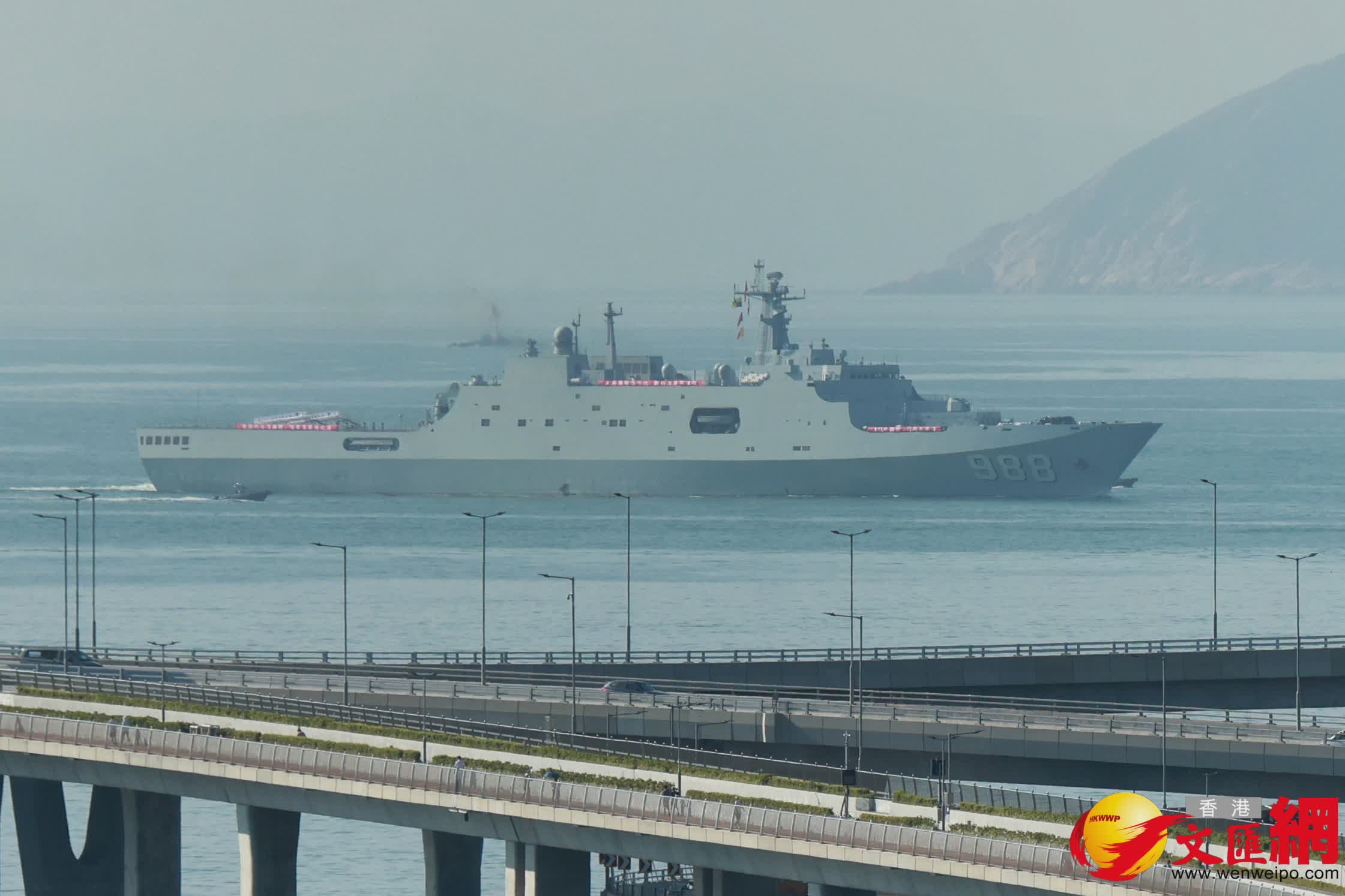 中國海軍沂蒙山艦抵達藍塘海峽經過將軍澳航道。（香港文匯報記者北山彥攝）