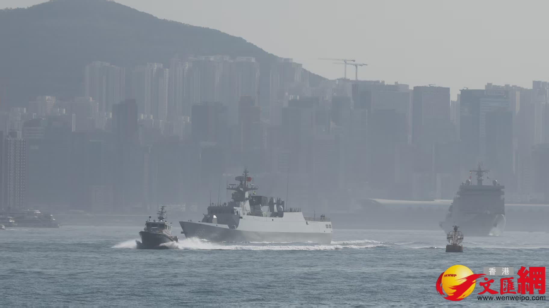 解放軍海軍訓練艦戚繼光艦、兩棲船塢登陸艦沂蒙山艦穿越維港兩岸（香港文匯報記者黃艾力攝）