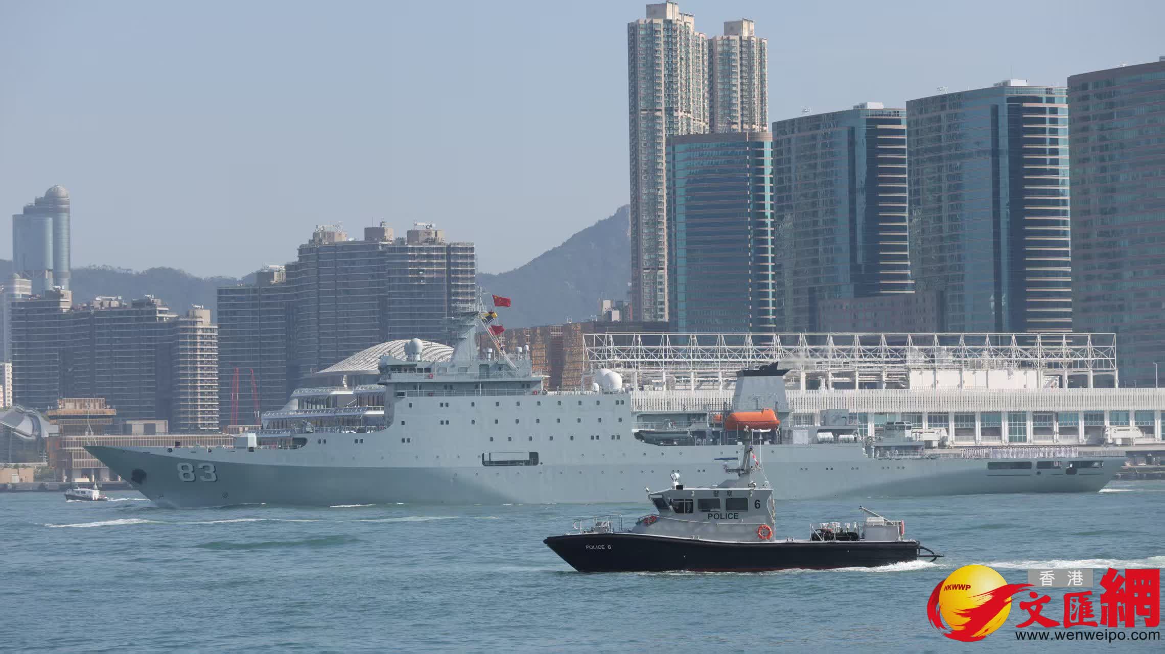 解放軍海軍訓練艦戚繼光艦、兩棲船塢登陸艦沂蒙山艦穿越維港兩岸（香港文匯報記者黃艾力攝）