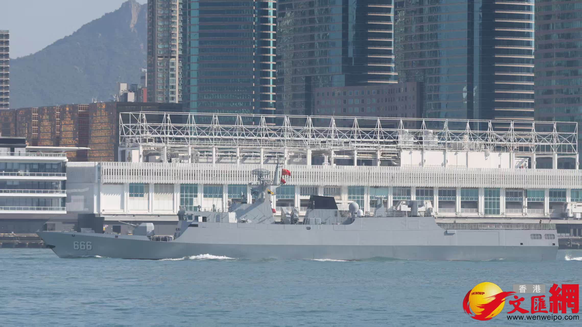 解放軍海軍訓練艦戚繼光艦、兩棲船塢登陸艦沂蒙山艦穿越維港兩岸（香港文匯報記者黃艾力攝）