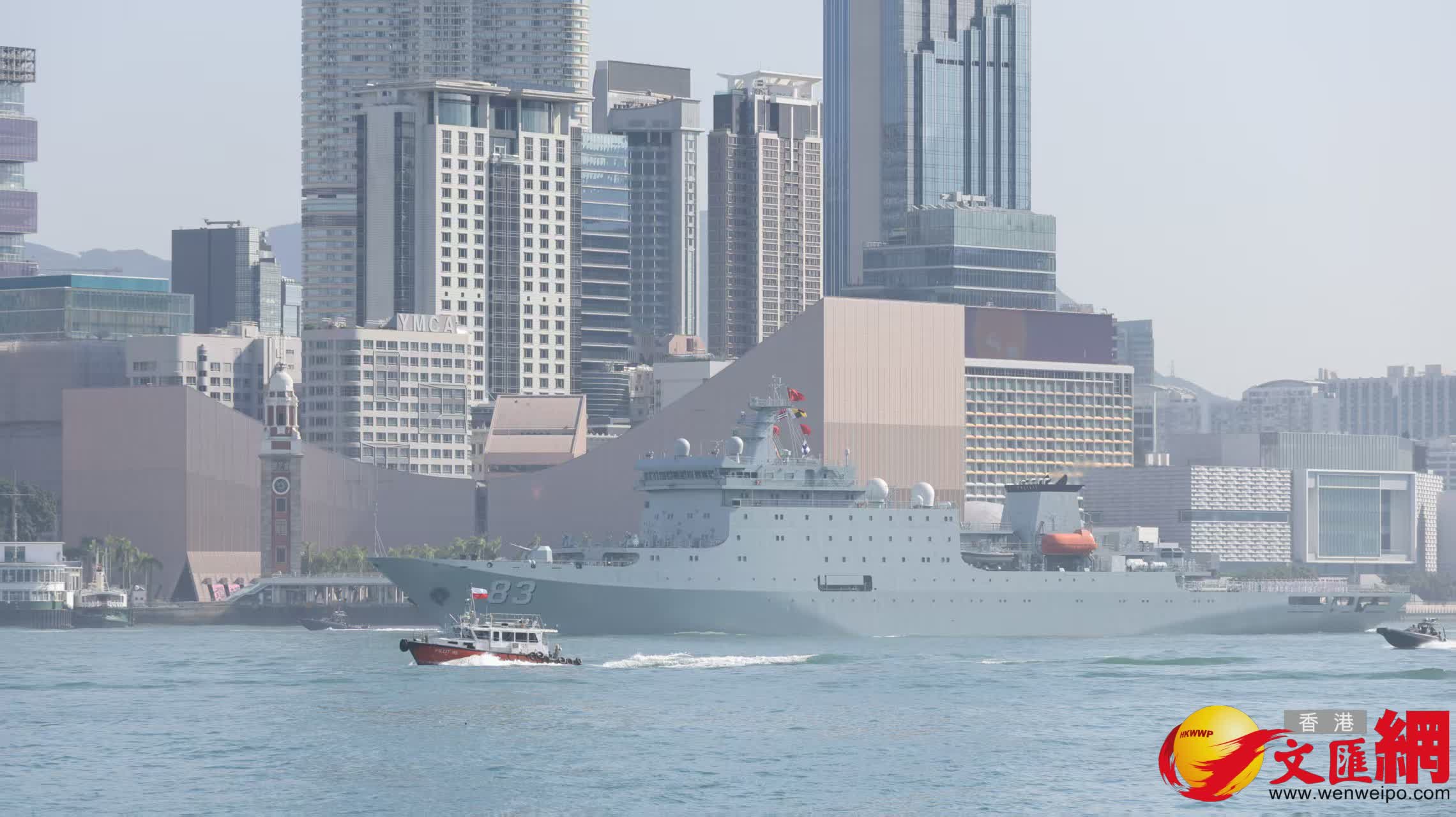 解放軍海軍訓練艦戚繼光艦、兩棲船塢登陸艦沂蒙山艦穿越維港兩岸（香港文匯報記者黃艾力攝）