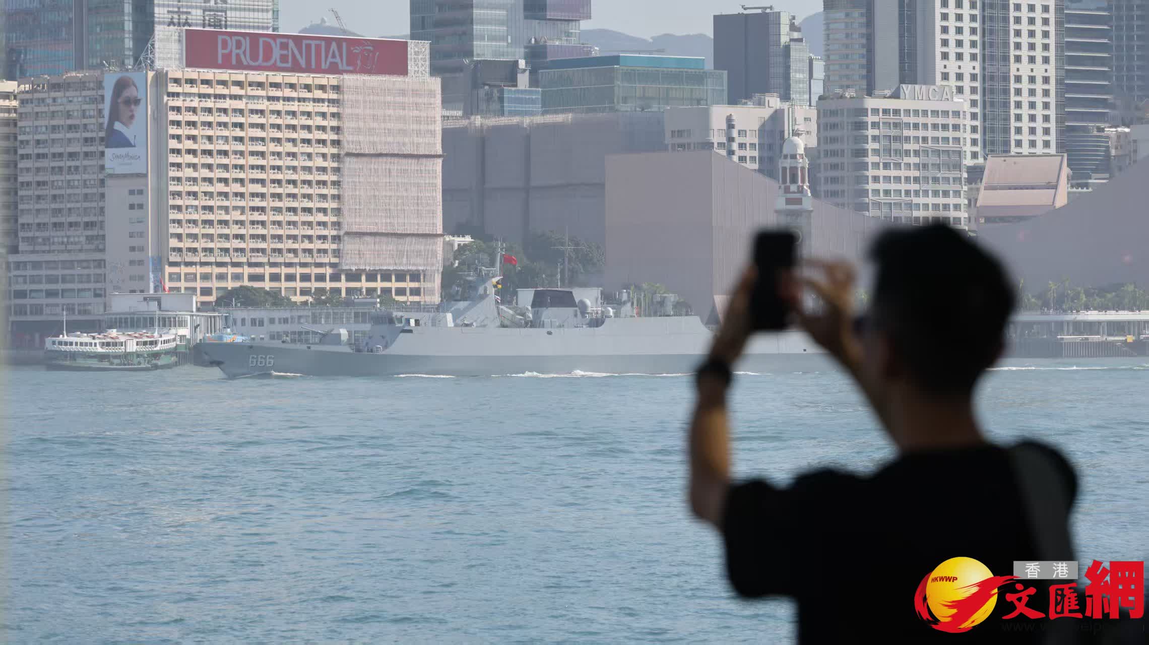 解放軍海軍訓練艦戚繼光艦、兩棲船塢登陸艦沂蒙山艦穿越維港兩岸（香港文匯報記者黃艾力攝）