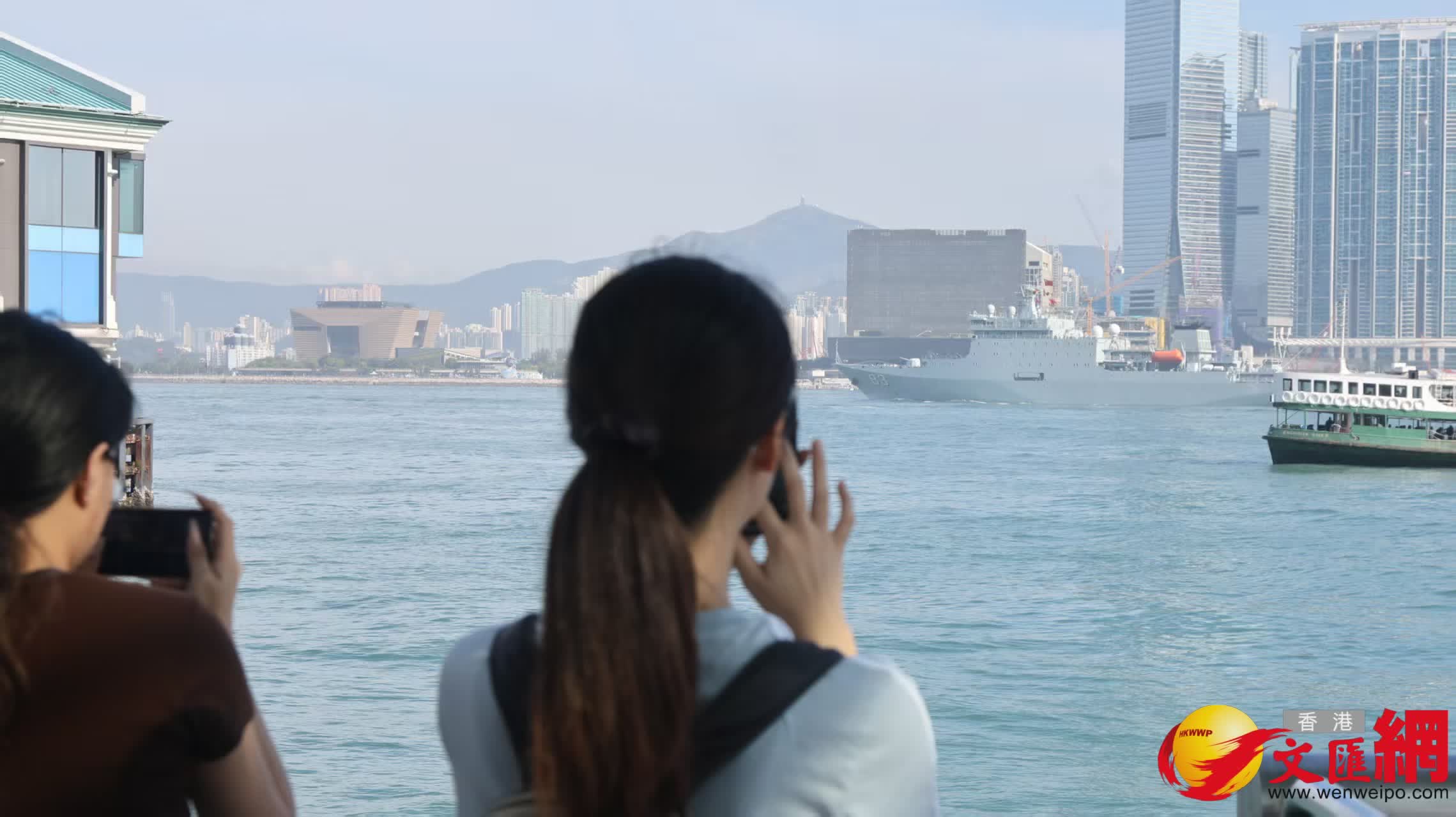 解放軍海軍訓練艦戚繼光艦、兩棲船塢登陸艦沂蒙山艦穿越維港兩岸（香港文匯報記者黃艾力攝）