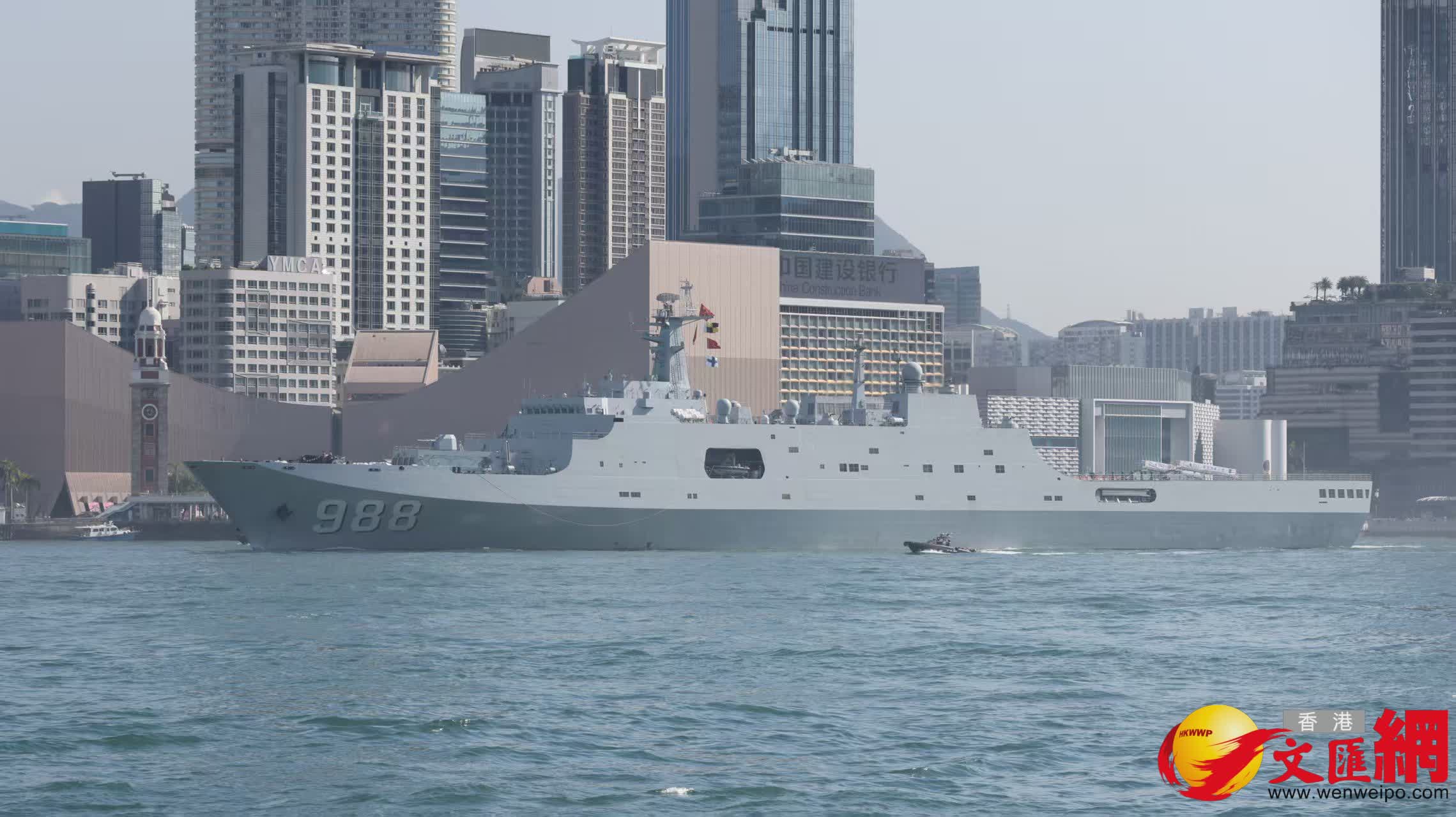 解放軍海軍訓練艦戚繼光艦、兩棲船塢登陸艦沂蒙山艦穿越維港兩岸（香港文匯報記者黃艾力攝）