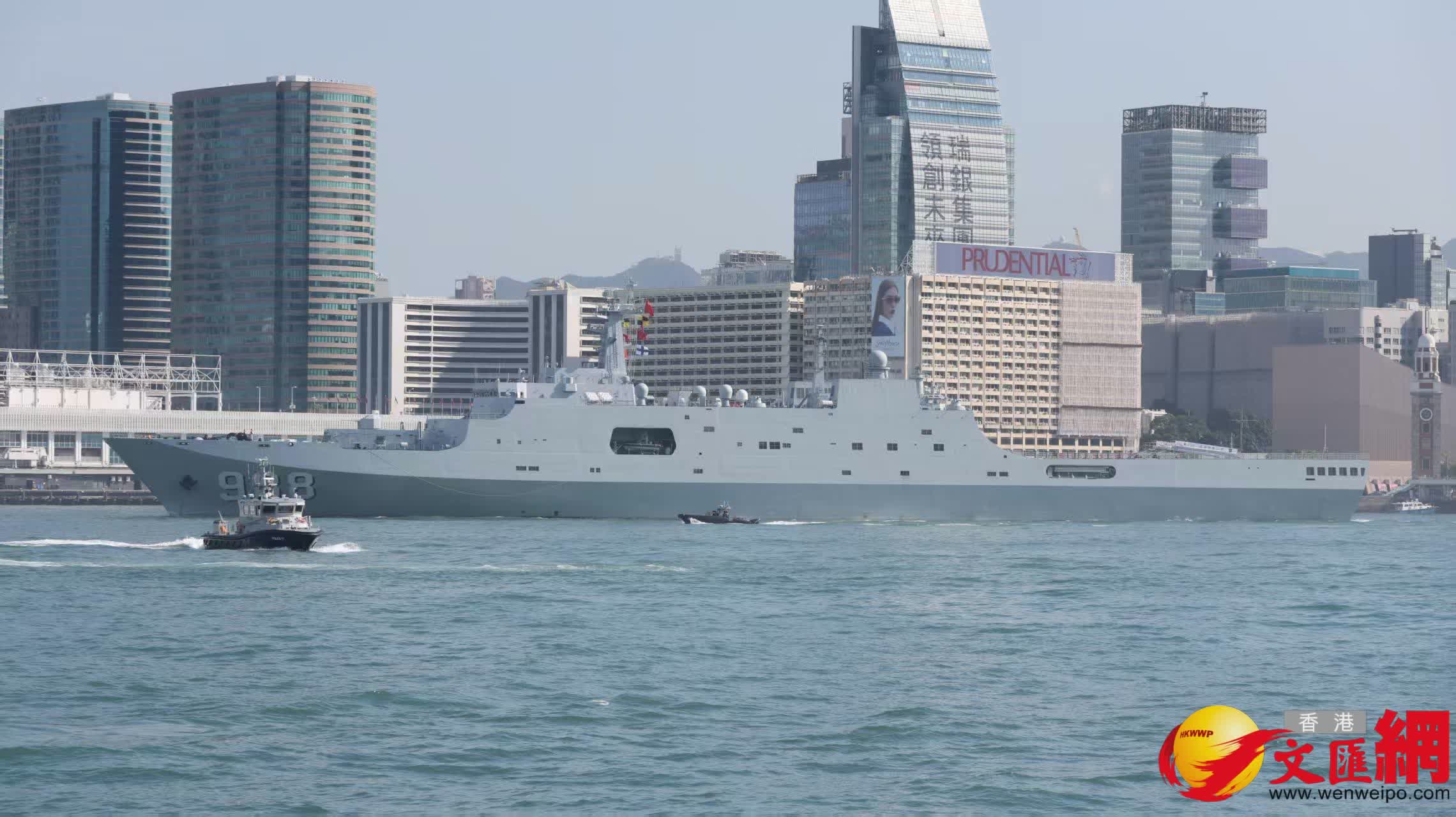 解放軍海軍訓練艦戚繼光艦、兩棲船塢登陸艦沂蒙山艦穿越維港兩岸（香港文匯報記者黃艾力攝）