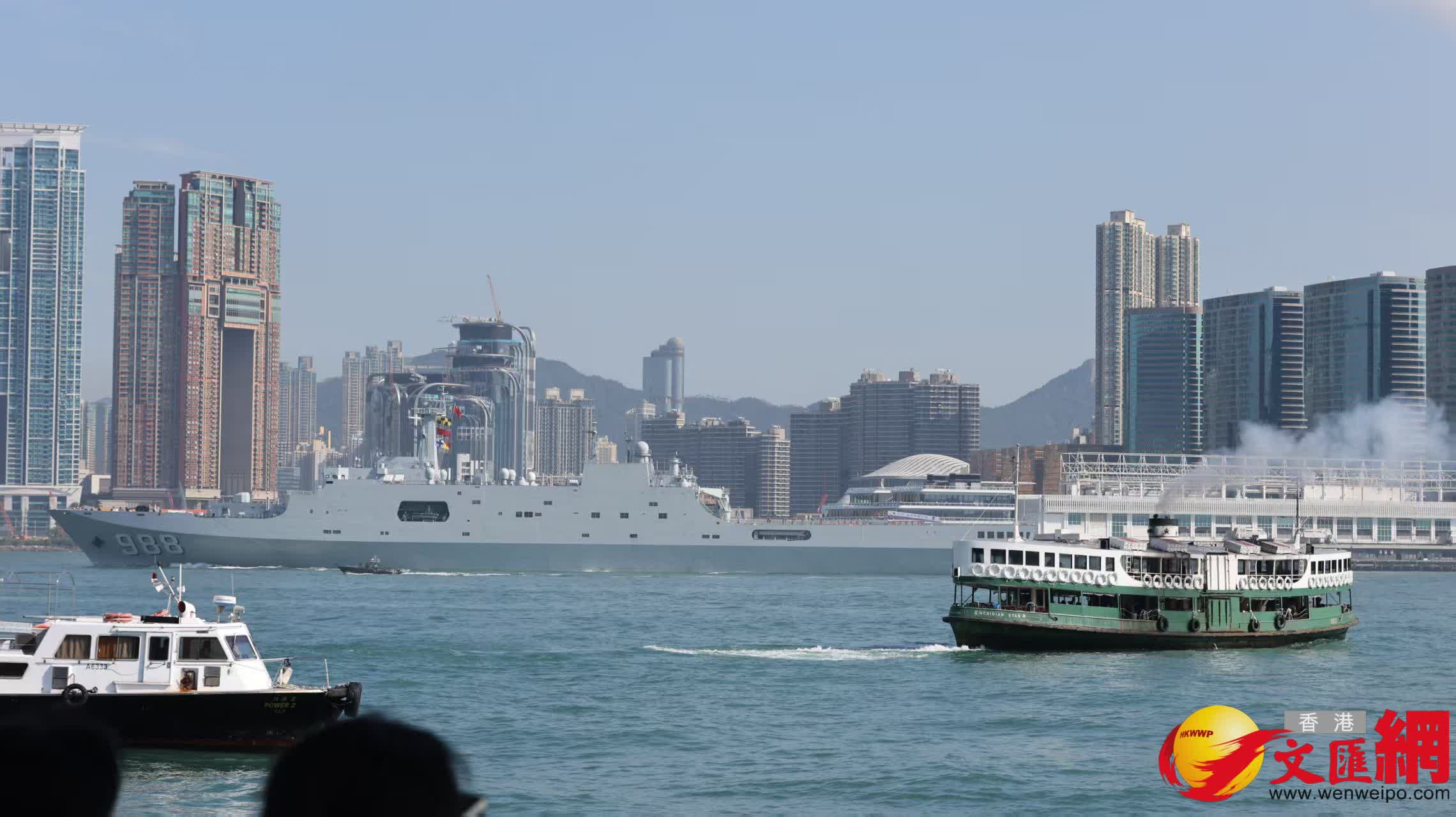 解放軍海軍訓練艦戚繼光艦、兩棲船塢登陸艦沂蒙山艦穿越維港兩岸（香港文匯報記者黃艾力攝）