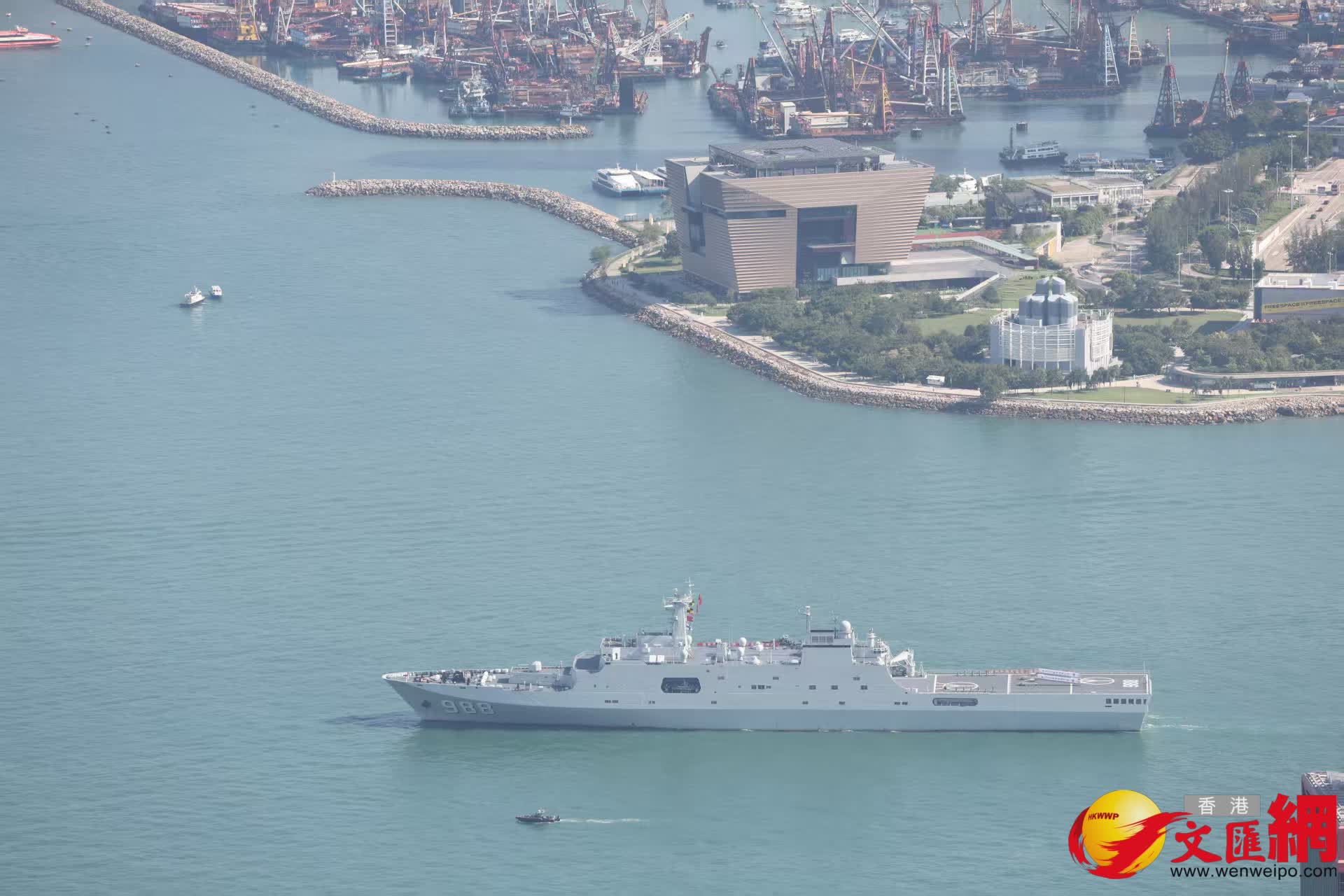 解放軍海軍訓練艦戚繼光艦、兩棲船塢登陸艦沂蒙山艦穿越維港兩岸（香港文匯報記者曾興偉攝）