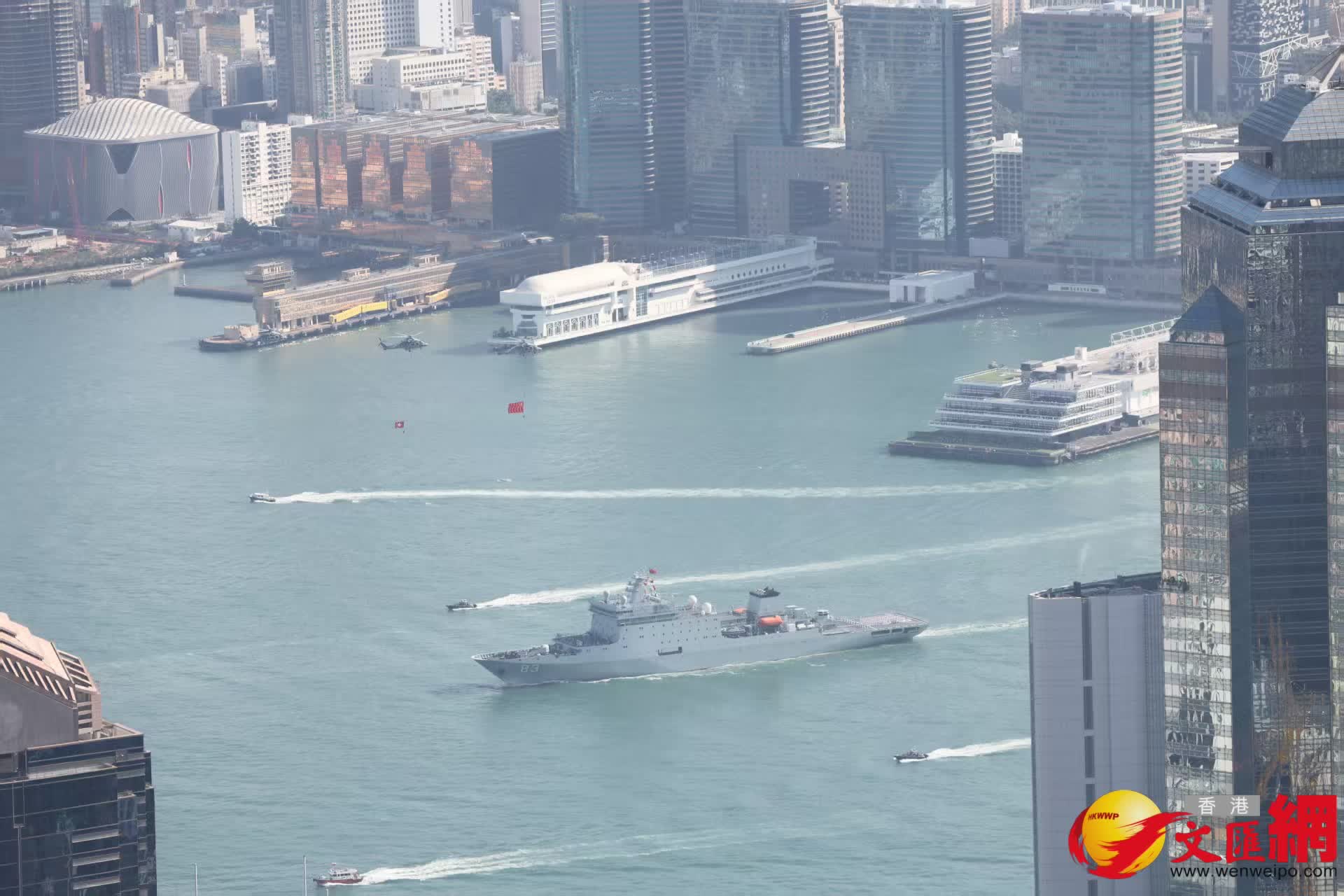 解放軍海軍訓練艦戚繼光艦、兩棲船塢登陸艦沂蒙山艦穿越維港兩岸（香港文匯報記者曾興偉攝）