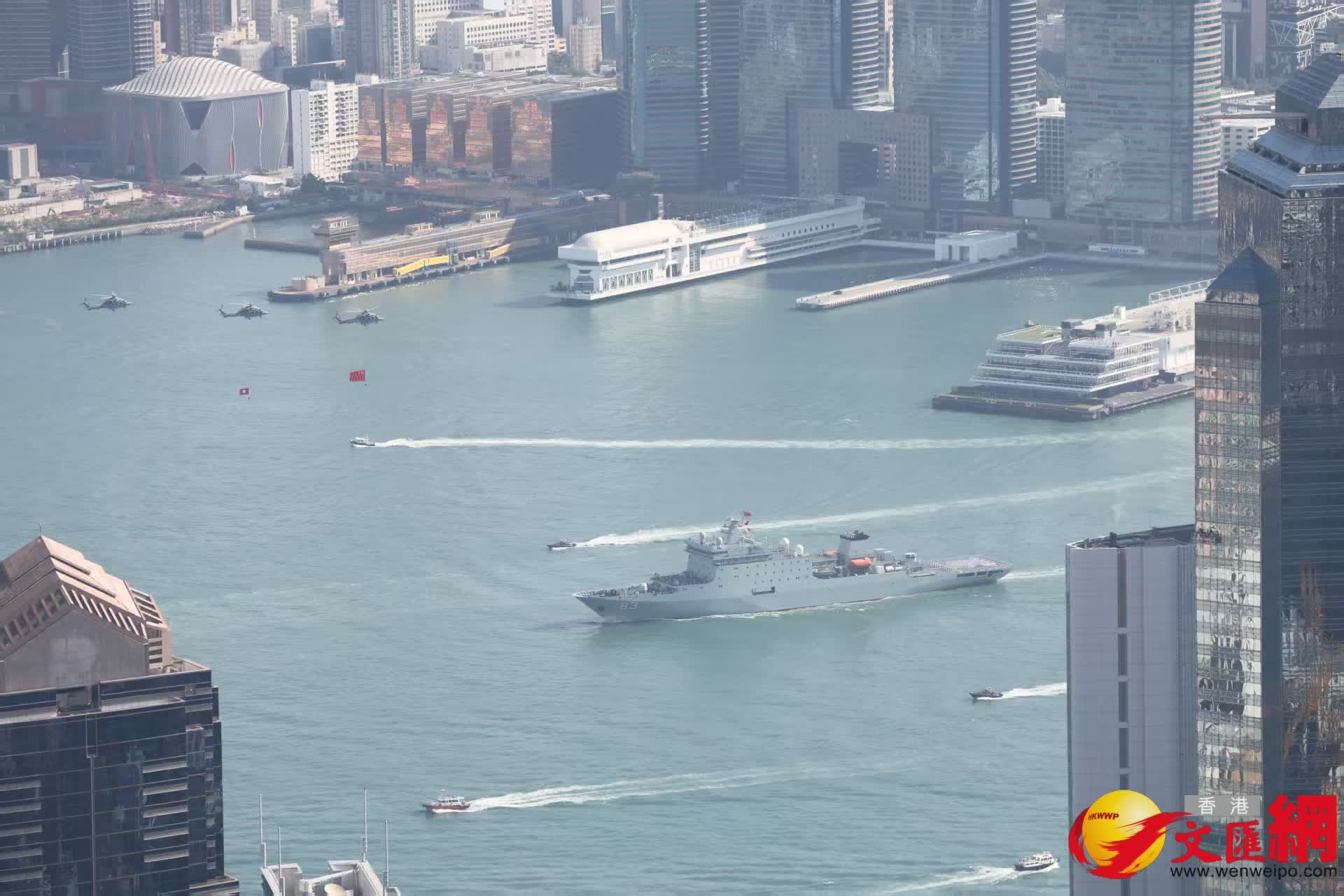 解放軍海軍訓練艦戚繼光艦、兩棲船塢登陸艦沂蒙山艦穿越維港兩岸（香港文匯報記者曾興偉攝）