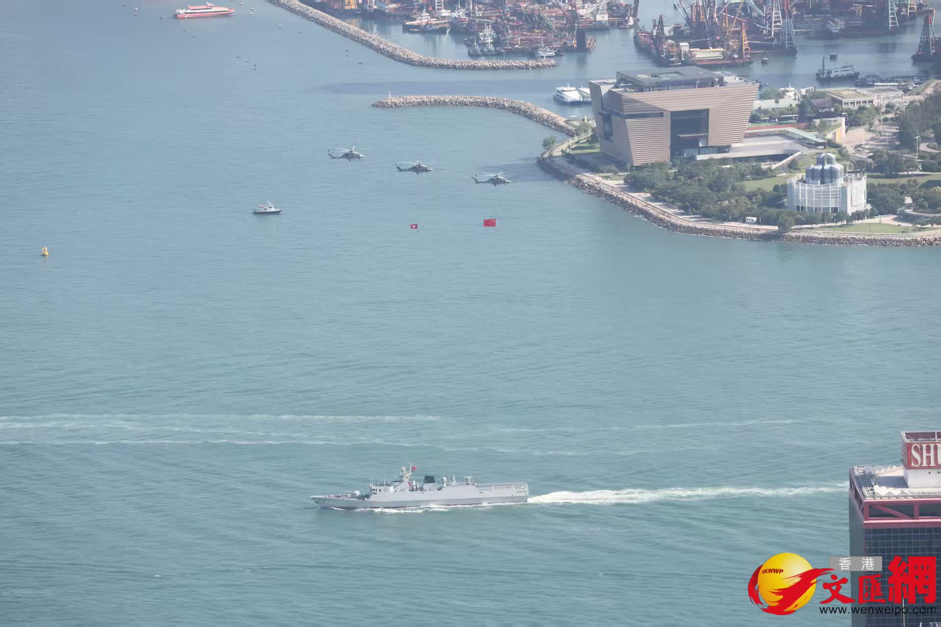 解放軍海軍訓練艦戚繼光艦、兩棲船塢登陸艦沂蒙山艦穿越維港兩岸（香港文匯報記者曾興偉攝）