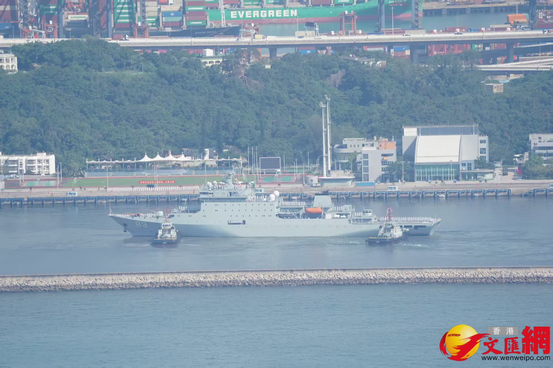 解放軍海軍訓練艦戚繼光艦、兩棲船塢登陸艦沂蒙山艦穿越維港兩岸（香港文匯報記者曾興偉攝）