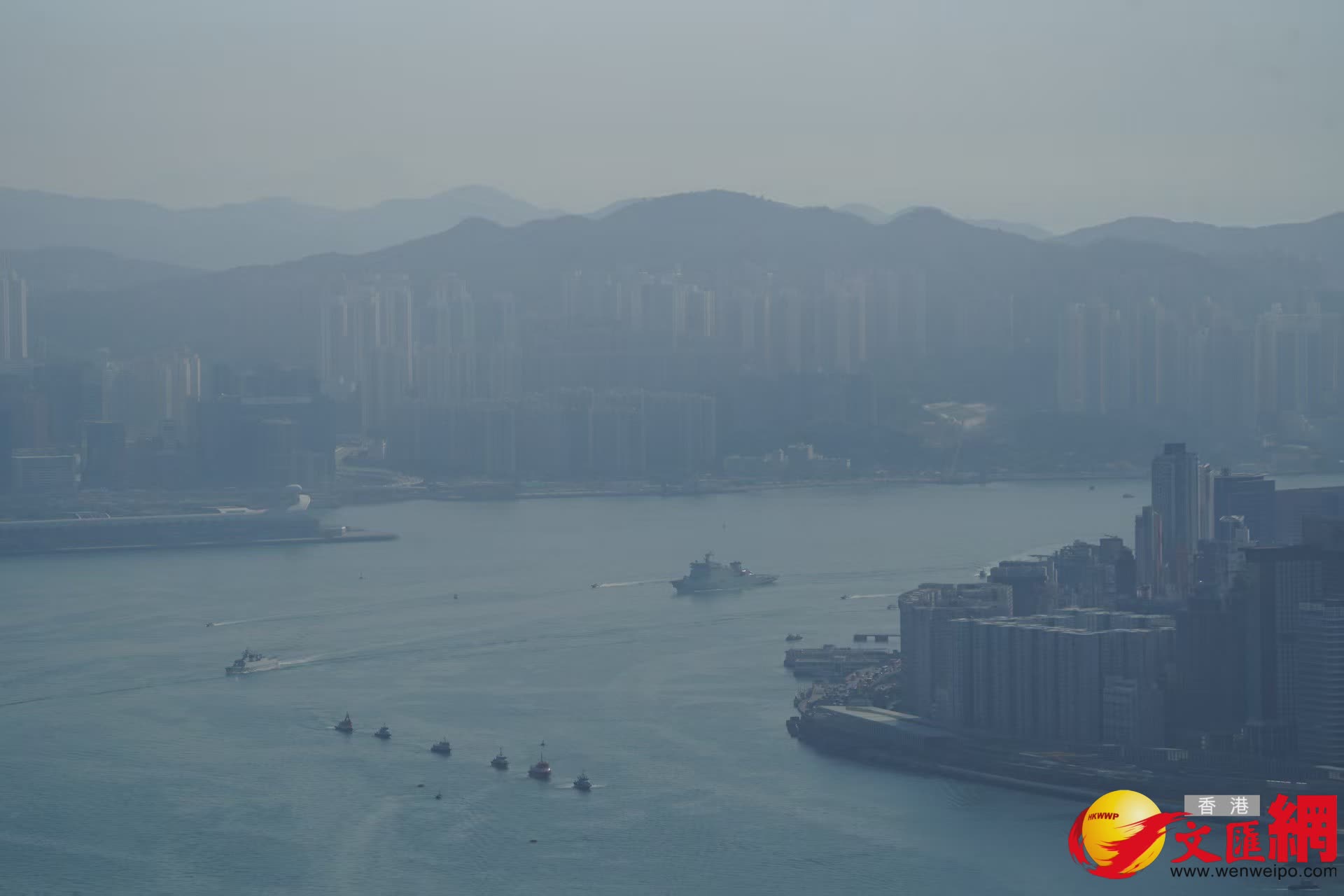 解放軍海軍訓練艦戚繼光艦、兩棲船塢登陸艦沂蒙山艦穿越維港兩岸（香港文匯報記者曾興偉攝）